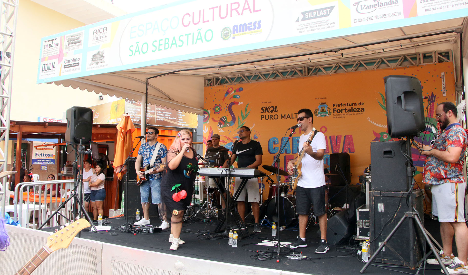 grupo musical se apresentando num palco